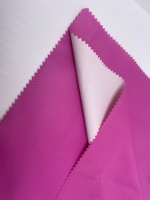 Tissu durable 210T en taffetas rose avec revêtement PU, teinture unie, avec 12000 mm WR, pour poncho/vêtements de pluie/imperméable