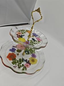 Plateau de service en résine époxy de qualité alimentaire double couche Poignée dorée Bord ondulé Fleurs séchées Conforme à la sécurité pour les hôtels et les restaurants - Product Image 4