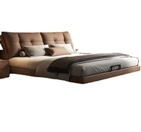 Lit flottant confortable de style moderne minimaliste de luxe léger avec surface en cuir véritable, cadre en chêne et pieds en métal pour chambre à coucher