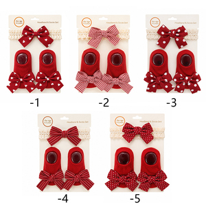 Set Regalo Accessori per Neonata: Fascia Natalizia e Calzini Rossi a Quadretti con Cuori e Pois, Fiocco in Cotone, Calzini alla Caviglia - Product Image 2