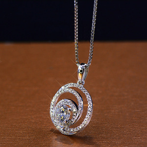 Collana con Ciondolo Rotondo per Donne, Design con Elemento Mobile al Centro, Accessorio da Collo per Uso Quotidiano - Product Image 4