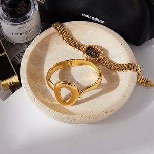 กำไลข้อมือสแตนเลสสตีลสีทองทรงเรขาคณิตแบบเปิดไม่สมมาตรสำหรับผู้หญิง ของขวัญเครื่องประดับ - Product Image 4