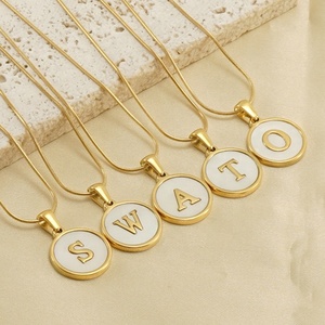 26 alfabeto A-Z collana da donna <span class=keywords><strong>con</strong></span> iniziale <span class=keywords><strong>M</strong></span> <span class=keywords><strong>con</strong></span> conchiglia bianca collana <span class=keywords><strong>con</strong></span> ciondolo a forma di <span class=keywords><strong>lettera</strong></span> <span class=keywords><strong>con</strong></span> disco rotondo in acciaio inossidabile placcato oro - Product Image 2