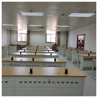 Salle de laboratoire d'informatique scientifique de l'école Conception de laboratoire d'enseignement pour étudiants avec mobilier et équipement