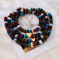 Collier de perles en résine multicolores faites à la main avec pendentif alphabet doré en forme de A, motif marbré, collier ras du cou pour femmes