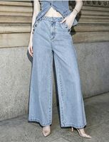 Ensemble deux pièces tendance pour femme : haut sans manches en jean uni et pantalon large à jambe droite, idéal pour le quotidien