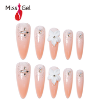 Uñas Postizas Largas Stiletto Color Durazno Ombre con Flores Blancas 3D, Perlas, Cristales y Brillo, Gel Suave ABS, Tallas XS/S/M, 32 Piezas, Venta al Por Mayor