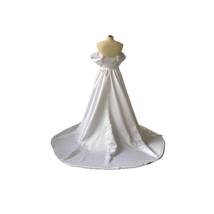 Vestido de novia de satén estilo 2025, largo hasta los hombros, para que las novias se preparen para la boda y salgan a celebrar. Sesión de fotos de viaje con un bosque en el fondo - Product Image 5