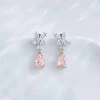 Boucles d'oreilles clous en or rose 18 carats avec diamant rose de laboratoire taille poire à quatre griffes, boucles d'oreilles fantaisie en diamant fin, boucles d'oreilles huggie
