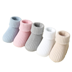Vente en gros de chaussettes athlétiques pour bébés Chaussettes thermiques antidérapantes avec fonction auto-chauffante pour vêtements d'automne pour enfants - Product Image 1
