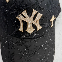 Casquette Snapback Noire Texture Dentelle Gothique avec Strass en Cristal, Badge Métallique NY et Patch Croix en Strass – Style Streetwear