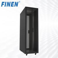 Rack de servidor de piso OEM personalizado de 19 pulgadas, 42U/47U, acero SPCC, múltiples ventilaciones de refrigeración, kits de instalación completos, stock industrial para datos