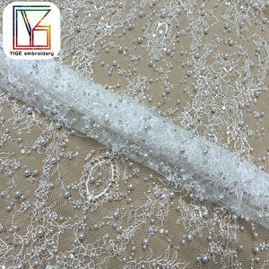 ผ้าลูกไม้ชานทิลลี่ปักลายสีขาวหรูหรา ประดับด้วยเลื่อมและมุก ผ้าตาข่ายประดับเลื่อมวิบวับ สำหรับชุดแต่งงาน - Product Image 4