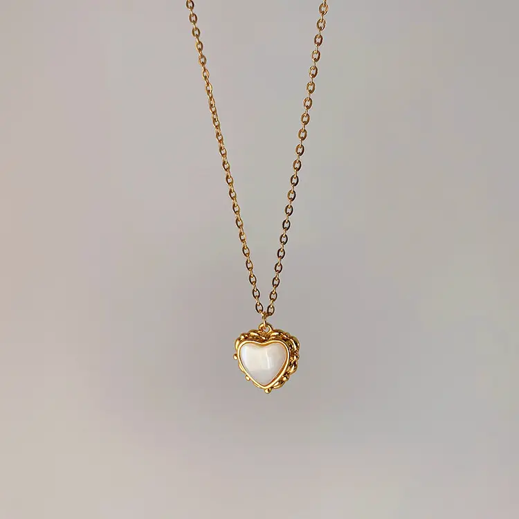 Wholesale 18K Gold Plated Stainless Steel Jewelry Vintage Return Peach Chunky Heart White Shell Charm Pendant Necklace