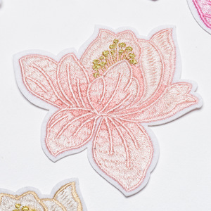 Venta al por mayor de moda exquisito Lotus Transferencia de Calor bordado parche hierro en pegatina - Product Image 5