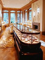 Vitrine à bijoux haute et incurvée avec éclairage LED, présentoir vertical en verre personnalisé, durable et étanche pour les bijouteries haut de gamme