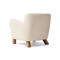 Ensemble de canapés élégants capitonnés pour salon, avec coussins moelleux et structure en bois, idéal pour hall d'hôtel, canapé de luxe en tissu avec fauteuils.