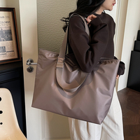 Sac fourre-tout en nylon décontracté de grande capacité avec logo personnalisé pour femmes, sac de shopping léger à porter à la main pour les trajets quotidiens