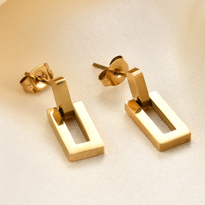 Pendientes de acero inoxidable con forma rectangular hueca, diseño geométrico en color dorado para mujer - Product Image 1