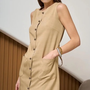 Vestido Casual Elegante para Mujer, Diseño OEM Personalizado, Sexy, Sin Mangas, Verano, Tejido Sólido, Largo hasta la Rodilla, Cuello Redondo, Botones, Beige Blanco - Product Image 1