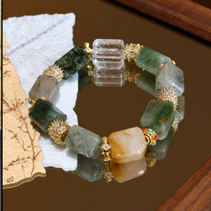 Pulsera de Cuentas Irregulares de Cuarzo Fantasma Verde con Cuentas Geométricas Transparentes en el Centro - Product Image 4