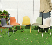 Chaises de salle à manger modernes empilables sans accoudoirs en plastique avec siège rembourré en cuir PU et pieds en métal