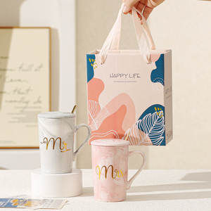 Juego de Tazas de Café de Porcelana QX 4 en 1 con Tapa, Cuchara y Caja de Regalo, Aptas para Microondas y Lavavajillas, Diseño Contemporáneo para Regalos - Product Image 3