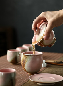 Service à thé Kung Fu en bois de 6 pièces, avec glaçure craquelée rouge et motif rose, comprenant une coupelle de présentation en forme de bol. - Product Image 3