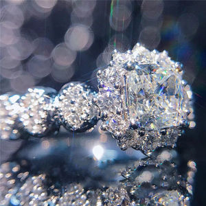 Huitan Classic Paved Imitieren Moissan ite CZ Blumen ring Einstellung Versprechen Braut Frauen versilbert Schmuck Trau ringe - Product Image 2