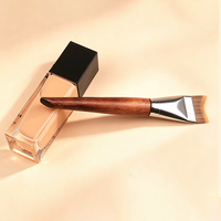Pinceau de maquillage ultra-fin sans couture en fibres synthétiques avec manche en bois en forme de croissant ; Pinceau pour fond de teint, correcteur et base de maquillage.