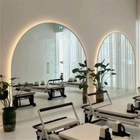 Miroir sur pied moderne anti-buée réglable avec éclairage LED arqué pour studio de Pilates