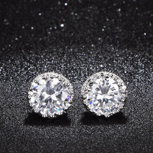 Boucles d'oreilles clous couronne mignonnes pour femmes, petites boucles d'oreilles scintillantes, bijoux de mode pour le quotidien et les fêtes - Product Image 1