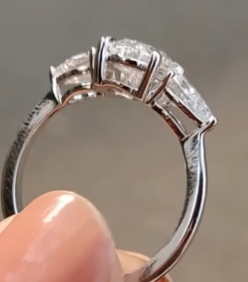 Bague élégante pour femme en argent 925 plaqué rhodium avec diamants de laboratoire et pierres latérales, certifiée IGI, bijou de fiançailles classique et raffiné - Product Image 5