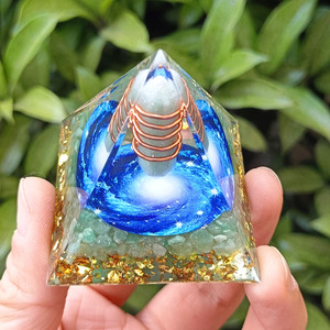 Pyramide en résine époxy avec pierres de cristal, ornement de bureau artisanal avec lumières, décoration d'aquarium, Green East Tomb Blue Vortex - Product Image 4