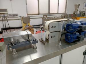 Extrusora con reómetro de torsión/Extrusora de doble tornillo cónico con tornillos contrarrotantes, alta relación L/D de 25:1, material de tornillo 40CrMoTi, 15kW - Product Image 4