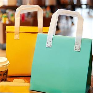 <b>Customize</b> logo NonWoven Bag Whosale Aluminum Foil Lined Disposable Thermal Food Cooler Bag for Cake Dessert Bread Take Out Bags - Product Image 1
