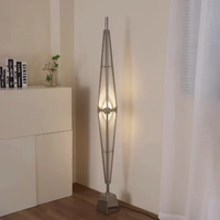 Lampe sur pied artistique haut de gamme moderne et minimaliste pour villa, avec éclairage LED pyramidal, en acier inoxydable et verre, commande par bouton, pour côté canapé, avec fonction lumière et abat-jour