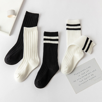 Chaussettes hautes préppy pour l'automne et l'hiver, noires et blanches, tricotées, style décontracté, respirantes, durables, antibactériennes, absorbant la transpiration