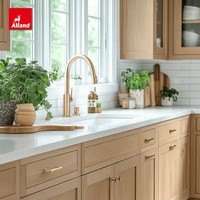 Armoires de cuisine Alland Cabinets, style rustique farmhouse, chêne blanc massif, bords droits, style Shaker