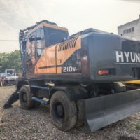 Excavatrice sur pneus Hyundai 210 d'occasion avec stabilisateurs télescopiques antidérapants, économie de carburant intelligente, contrôle électronique
