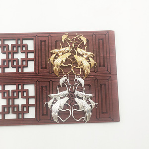Colgante de cobre puro chapado en oro con diseño de grulla y rama de pino, estilo antiguo, para uso diario. - Product Image 2
