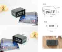 Réveil numérique LED moderne en bois à triple affichage avec deux ports de charge USB et commande vocale pour la maison et le bureau