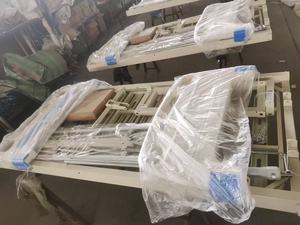 Lit médical manuel à double manivelle avec roulettes de luxe et extrémités de lit en ABS, lit de soins aux patients professionnel à 2 fonctions pour la vente en gros - Product Image 5