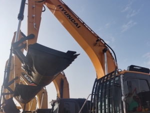 Excavatrice lourde Hyundai 220LC-9S d'occasion, 22 tonnes, neuve, sur chenilles, avec pompe à engrenages et roulement, modèle 2023 - Product Image 3