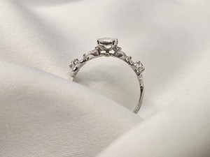 Anillo de compromiso y eternidad con halo de diamantes talla VVS, chapado en plata, joyería de alta calidad al por mayor, estilo moderno para fiestas. - Product Image 4