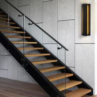 Escalier droit moderne d'intérieur à double poutre en bois et acier