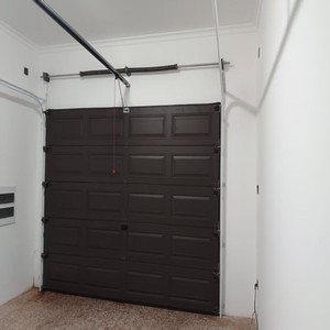 <span class=keywords><strong>Porte</strong></span> <span class=keywords><strong>de</strong></span> <span class=keywords><strong>garage</strong></span> sectionnelle en aluminium à grain <span class=keywords><strong>de</strong></span> bois personnalisé avec petits fenêtres transparentes, <span class=keywords><strong>porte</strong></span> <span class=keywords><strong>de</strong></span> villa automatique certifiée CE - Product Image 1