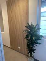 Panneaux acoustiques modernes en fibres de polyester PET gris, lattes de bois, placage de chêne naturel pour la décoration intérieure des halls d'hôtels, écologiques et insonorisants
