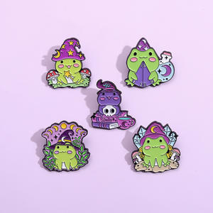 Vente en gros Drôle de Jeu Cristal Dés Nouveau Halloween Chapeau Magique Grenouille Mignon Dessin Animé Émail Doux Épinglette Petit Cadeau pour Enfant - Product Image 2