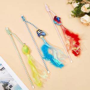 Último diseño colorido pez gato teaser varita palo golosinas interactivo gato juguete con pluma campana cinta algodón cuerda gato peluche juguete - Product Image 3